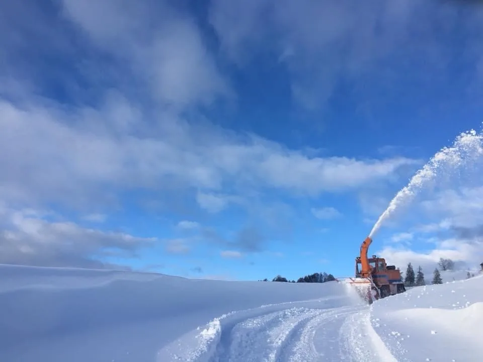 Und wenn der Schnee ganz hoch liegt, kommt die eigene Schneefräse zum Einsatz. Schneeschleuder räumt Schnee weg.